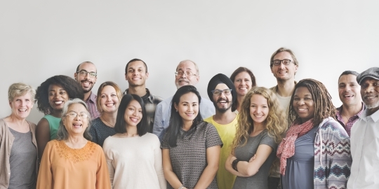 Grote groep lachende diverse mensen poseren voor foto