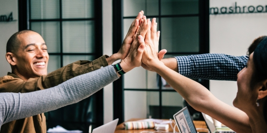 collega's die elkaar een high five geven
