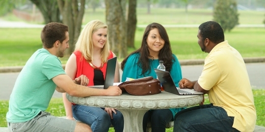 Groepje studenten aan tafel