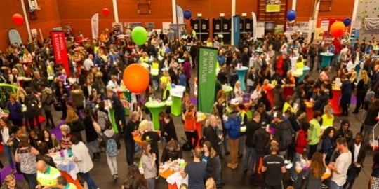 Een ruimte vol deelnemers aan Roosendaal on Stage