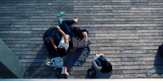 Studenten op een pier