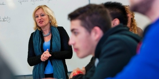Minister Jet Bussemaker die voor de klas staat