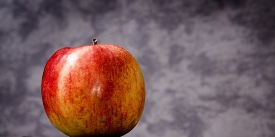 Appel op stapel boeken