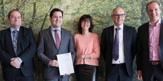 Erik de Ridder, Carl Govers, Marianne Zoetmulder, Joost van Hamont, Henny de Haas met ondertekend jaarplan voor de regio Midden-Brabant