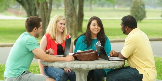 Groepje studenten in het park