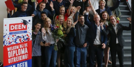 Blije, geslaagde studenten van DEEN